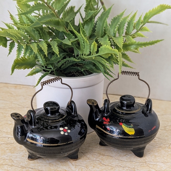 Vintage Black Ceramic Mini Teapot Kettle Salt & Pepper Hand Painted Shakers - Picture 14 of 14